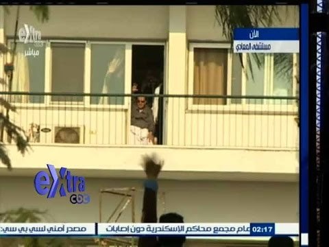 #غرفة_الأخبار | شاهد…لأول مرة مبارك يخرج ويحيي أنصاره من غرفته في مستشفى المعادي بعد البراءة