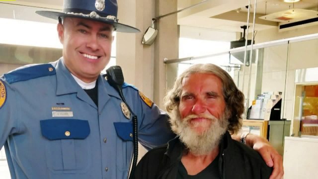 Washington State Trooper`s Random Act of Kindness Goes Viral
