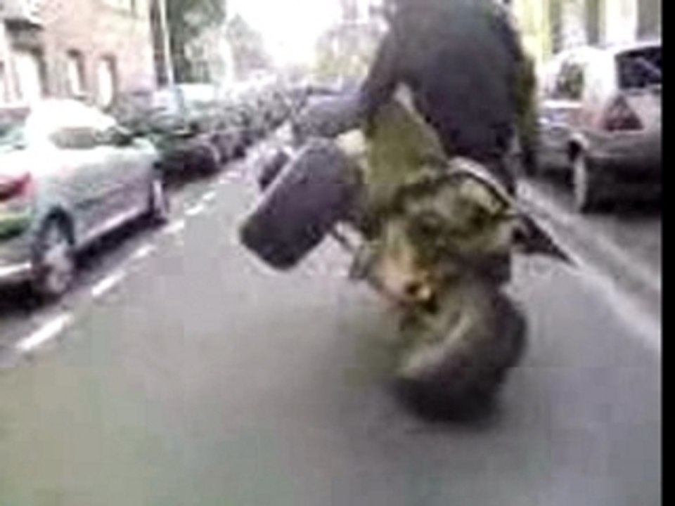 Yamaha YFZ 450 sur 2 roues et entre des poteaux