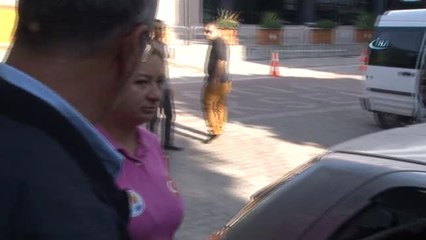 Temizlik İşçisi Kadının Arabasının Camını Patlatıp 700 TL Parasını Çaldılar