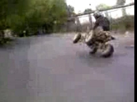 Yamaha YFZ 450 sur 2 roues a 2 dessus et en ville