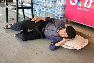 7 Yıl Önce Mezar Taşını Diktiren Koca Çınar, 105 Yaşında Sokakta Kaldı