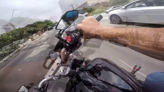 Ce motard se croit dans un jeu vidéo et risque sa vie sur la route... Taré