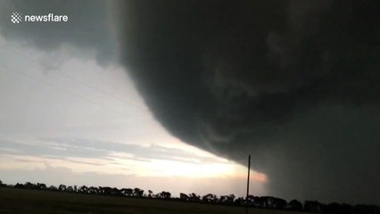 Massive storm cloud rolls through Clay county, Minnesota