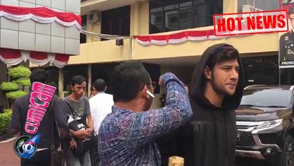 Descargar video: Hot News! Dibawa ke BNN, Ekspresi Wajah Ammar Zoni Begitu Tenang - Cumicam 12 Juli 2017