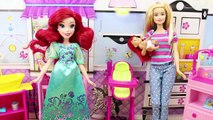 Juguetes de Barbie en español | Barbie cuida a la bebé de Ariel, Barbie Doctora y Peluquer
