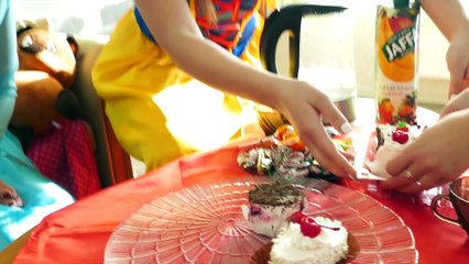 Spiderman beats Elsa's face!؟ For what؟ How can he؟ Watch the video until the end!