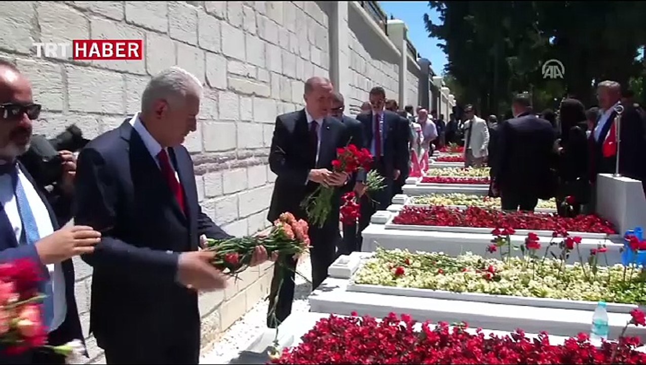 Cumhurbaşkanı, 15 Temmuz şehitlerinin kabirlerini ziyaret etti