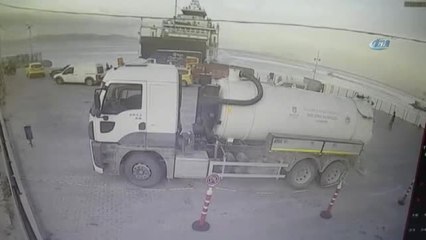 Motorları Duran Vapur İskeleye Böyle Çarptı