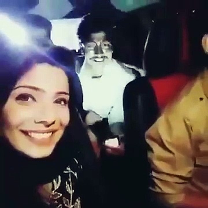 Fabiha Sherazi with her team mates Jeeto Pakistan