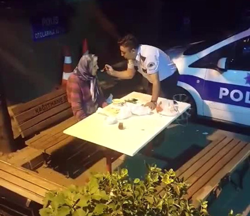 "İnsanlık Ölmemiş" Dedirtti! Alzheimer Hastası Yaşlı Kadını Elleriyle Besleyip, Üzerine Dökülenleri Temizledi