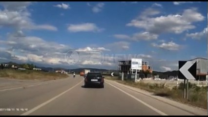 Ora News – Motori hyn në parakalim, drejtuesi humb jetën. Pamje të rënda