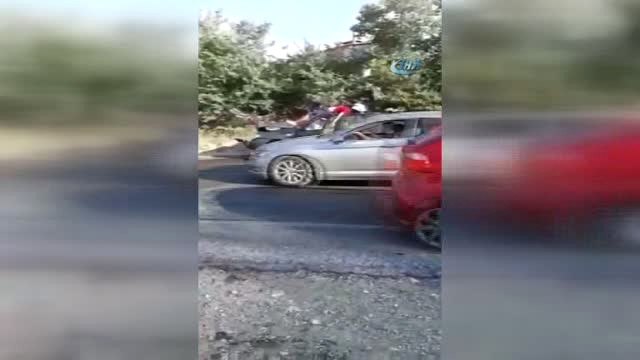 Otomobilin Çarptığı Motosiklet Sürücüsü Aracın Tavanında Ambulans Bekledi