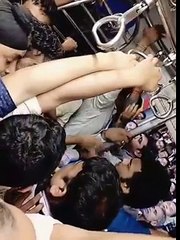Brutal Fight in Churchgate - Virar Local Train - लाइव मारामारी विरार लोकल में