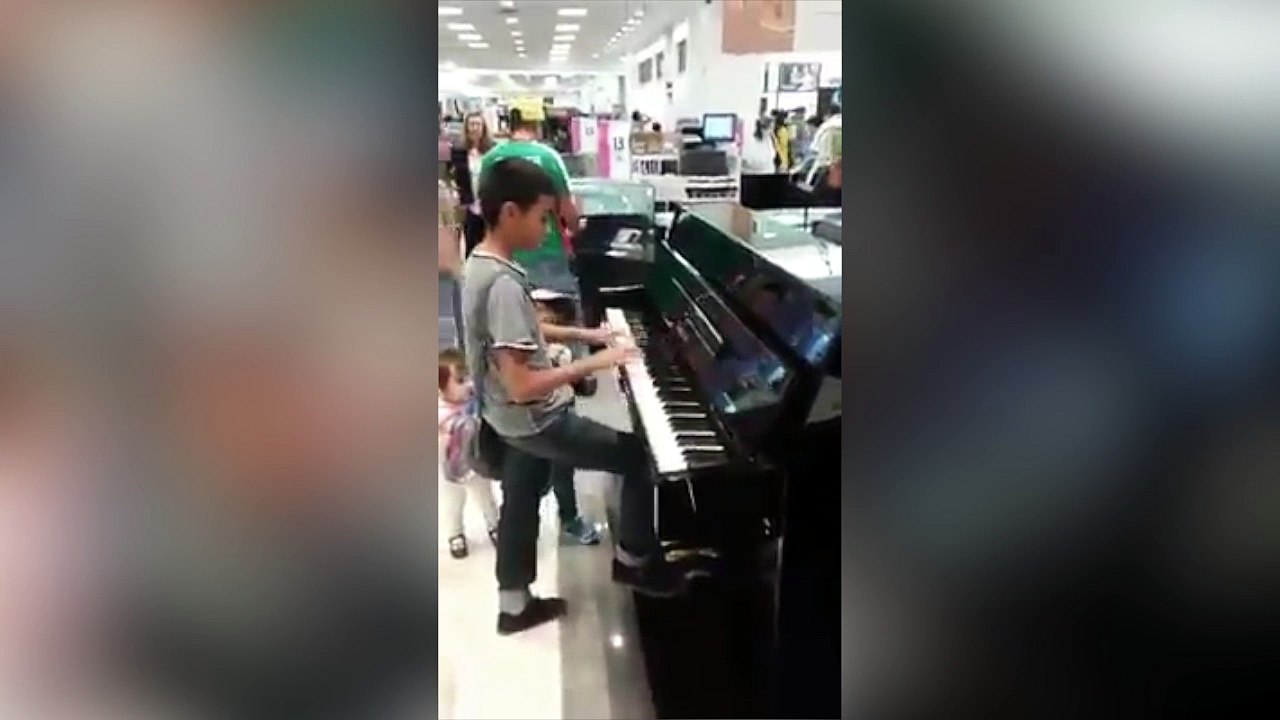 Mexico alucina con el niño pianista del centro comercial