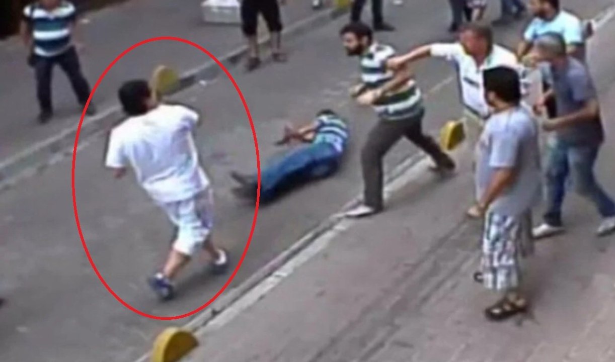 İrlandalı Turist Aksaray’da kalabalık esnafla tek başına kavga etti