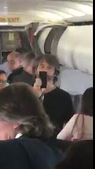 El 'gurú' español de Maduro se burla de los venezolanos cuando le increpan en un avión