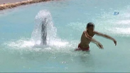 Suriyeli Geri Dönüşümcü Küçük Abdurrahman'ın Süs Havuzu Keyfi