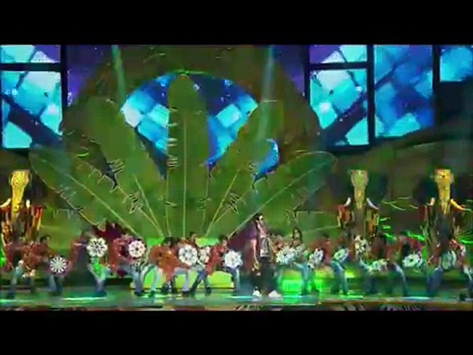 Shahid Kapoor steps for tamil song at IIFA Awards