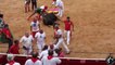 Deux militants anti-corrida sautent dans les arènes de Pampelune pour interrompre la mise à mort d'un taureau !