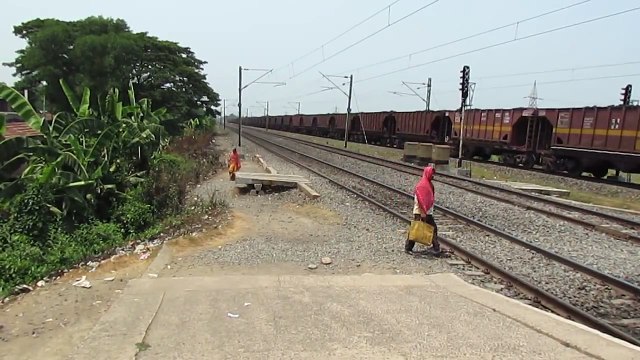 [HD] 3 in 1 - WAP-4 Sealdah Duronto Overtakes giving a dust storm !
