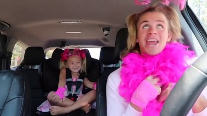 Ce père est sa fille se font un kiffe sur des chansons! Trop marrant