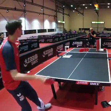 Ces surdoués du Ping pong s'amusent avec des petites portes... Tricks de malade