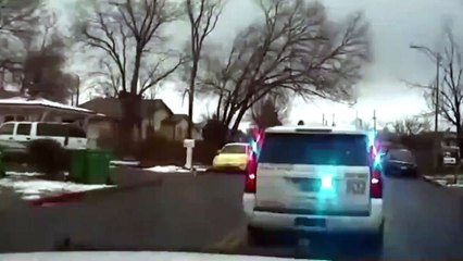 Un homme se rendait mais la police lâche sur lui leur chien !!