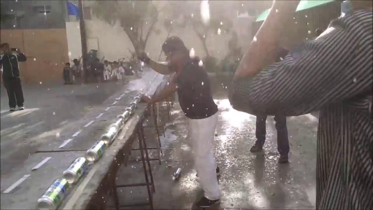 Il explose 25 bières en tenant un oeuf intact dans la main !! Meilleur record du monde LOL