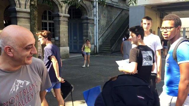 Bordeaux: Regardez la réaction de ce lycéen qui obtient son bac après trois échecs consécutifs ! - VIDÉO