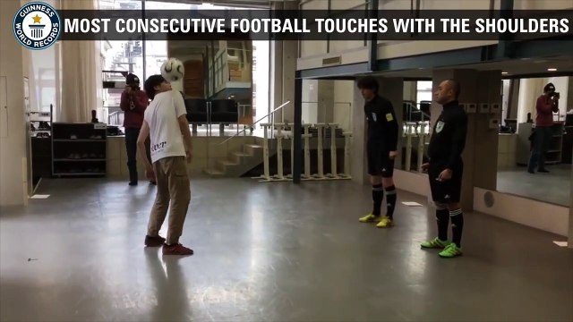 Il fait 1854 jongles avec un ballon de foot sur son épaule !! Record du Monde