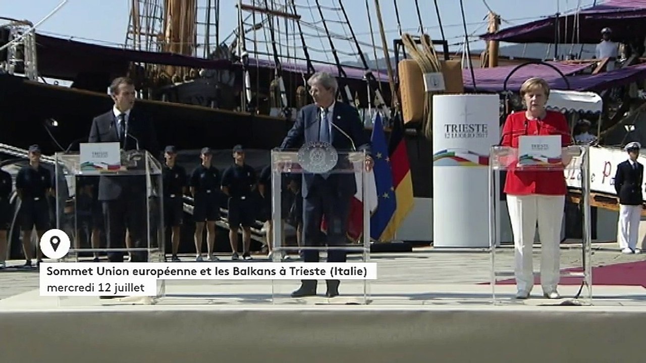 "Nos pays ne peuvent accueillir l'ensemble des femmes et des hommes qui cherchent à venir vivre dans nos pays", estime Emmanuel Macron
