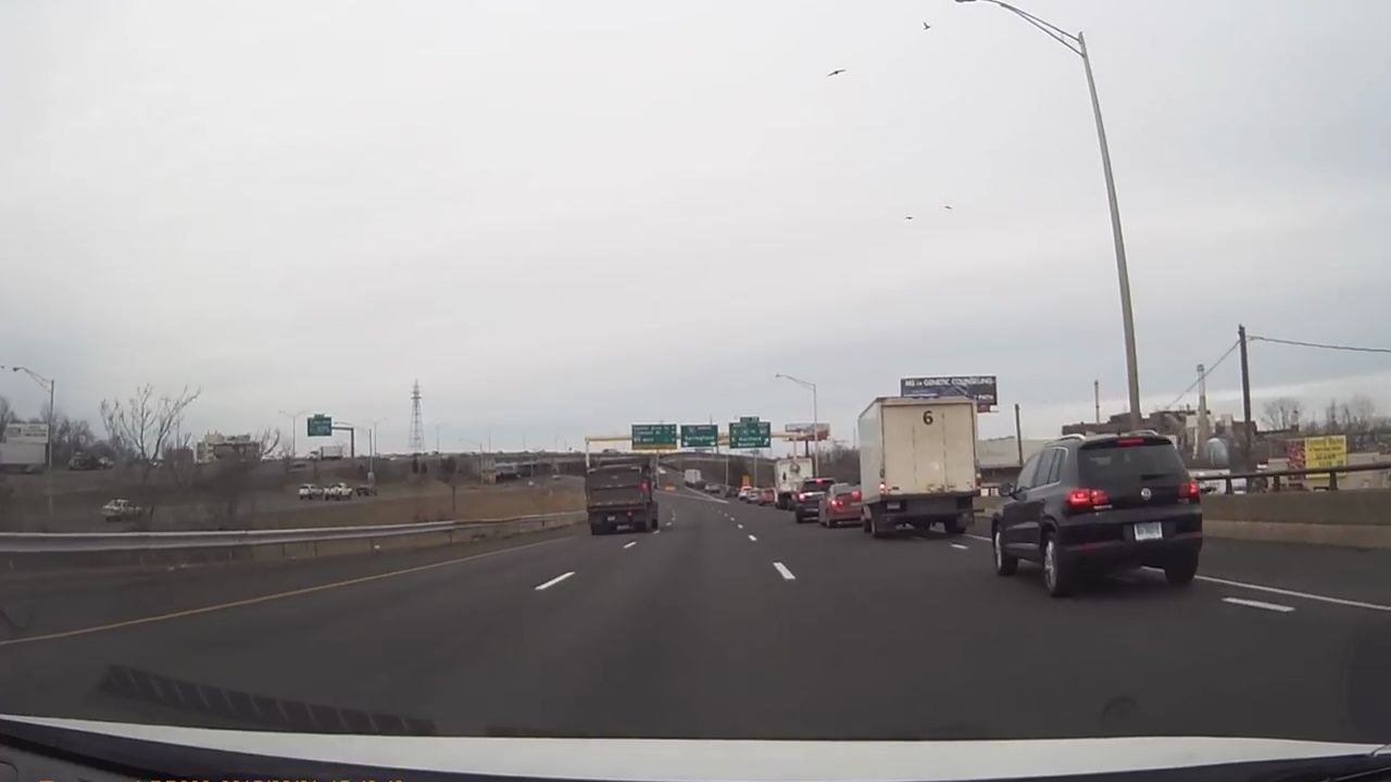 Un automobiliste s'insère au dernier moment dans une file de voiture (Instant Karma)