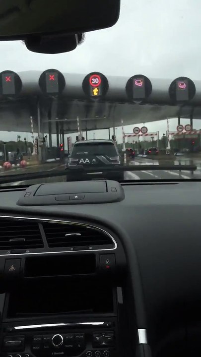 VINCI Autoroutes  Cest fait  Une voitureautonome du GroupePSA a franchi pour la 1eere fois et en totale autonomie une barrieere de peeage VINCIAutorou
