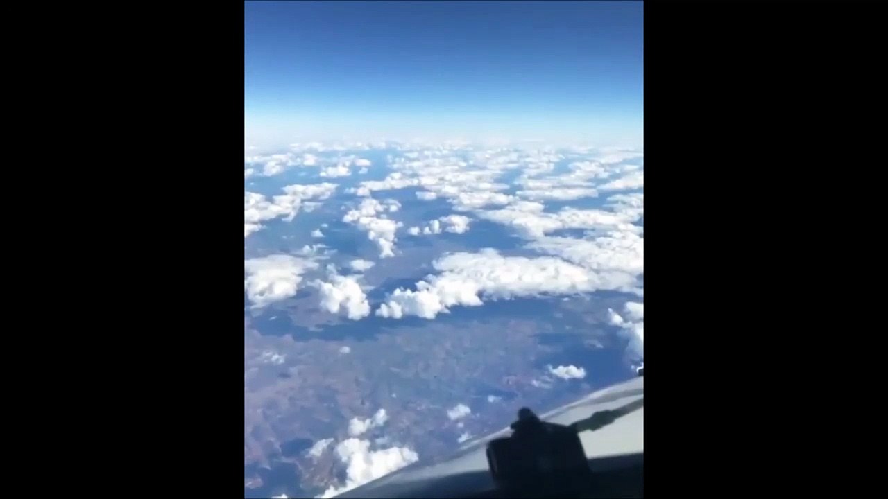 Ce passager filme un avion qui passe en sens inverse... Impressionnant