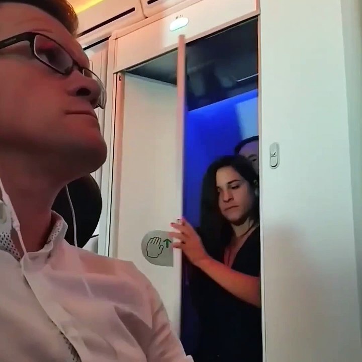 Casal apanhado a sair da casa de banho de avião!