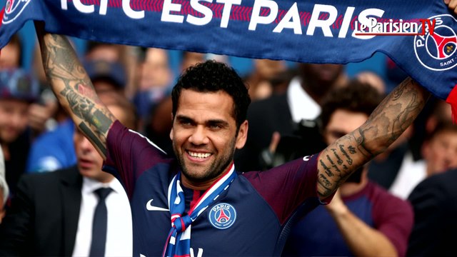 Dani Alves : « Le PSG me draguait, maintenant nous sommes mariés »