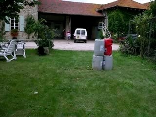 Raphael saute par dessus des bidons