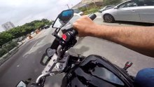 Motard Louco rasga por entre o transito
