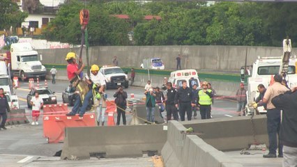 Vehículo con dos personas a bordo está atrapado en un socavón en autopista de México