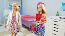 Pour dessins animés dessin animé Nouveau série poupée Barbie médecin met un enfant prick