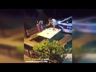 Alzheimer Hastası Teyzemize Elleriyle Yemek Yediren Polisimiz