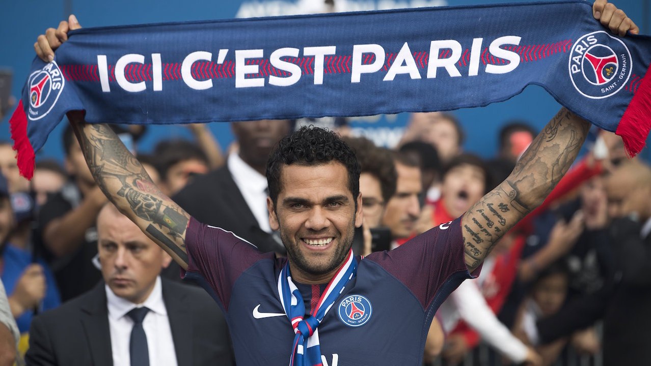 Presentan a Dani Alves con el PSG