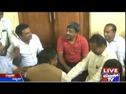 Police Interferes In Brawl Between Mysuru Mayor And Congress Members