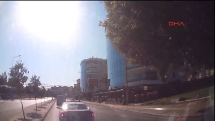 Yol Isteyen Ambulans Şoförüne Tepki Gösterdi! İşte O görüntüler