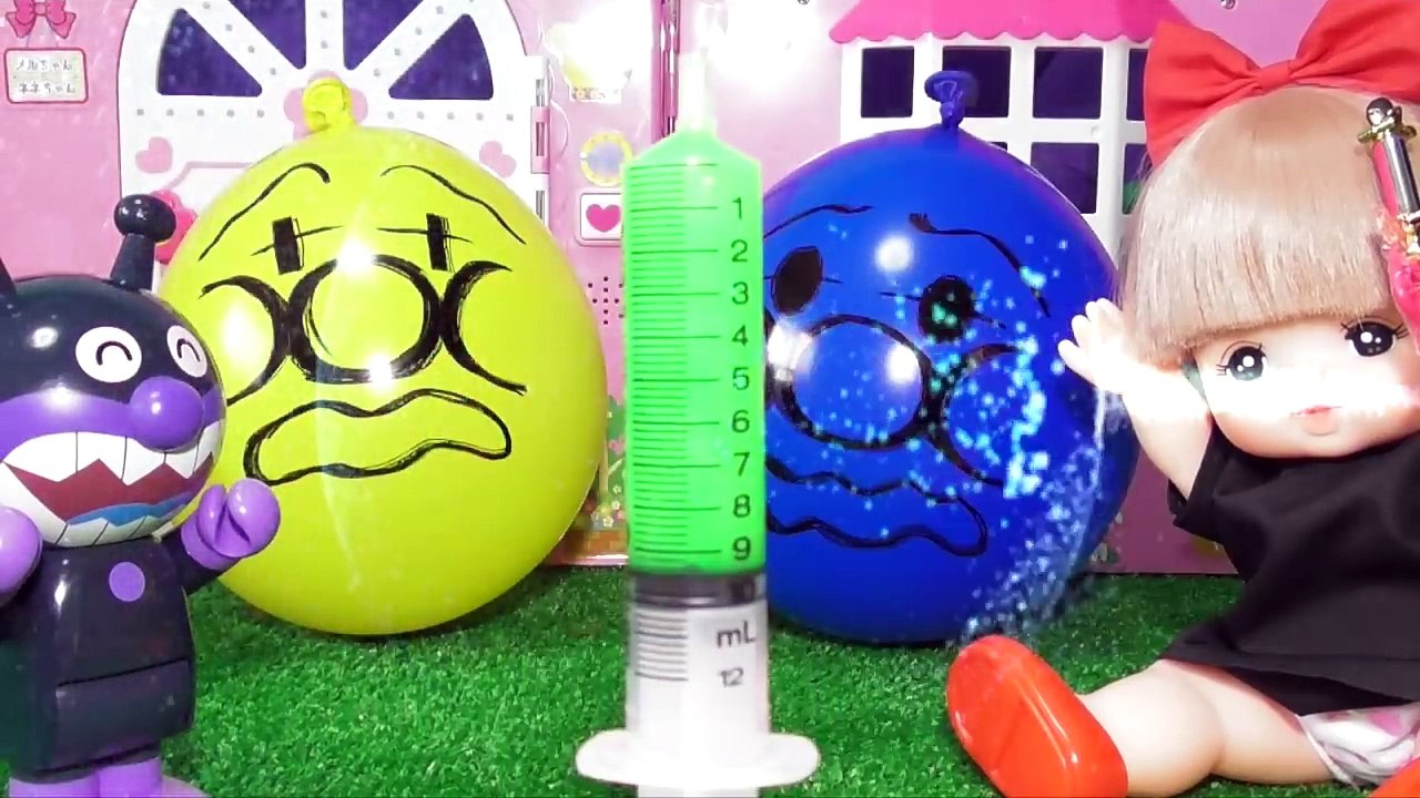 アンパンマン メルちゃん おもちゃ 風船 病院ごっこ遊び❤︎注射でお医者さんになりきり！緊急手術寸劇❤︎ペロペロチョコにかぎパズル お菓子 Baby doll balloon surprise