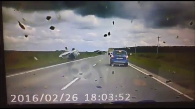 Ce chauffard double n'importe comment et se crash violemment! Au moins 10 tonneaux