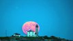 Une pleine lune d'une couleur incroyable au dessus du phare de Beavertail. Magnifique