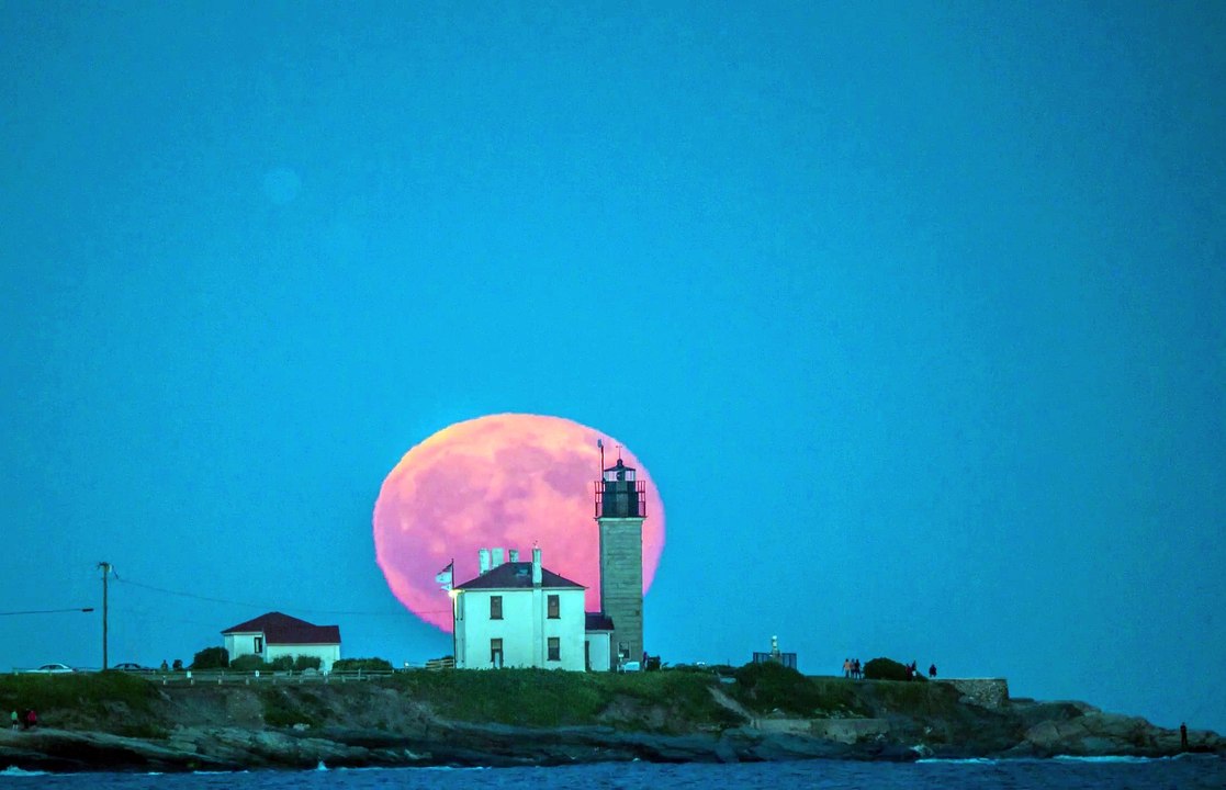 Une pleine lune d'une couleur incroyable au dessus du phare de Beavertail. Magnifique