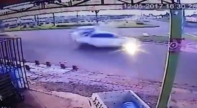 Une chauffard en fuite perd le controle de sa voiture et provoque un accident terrible